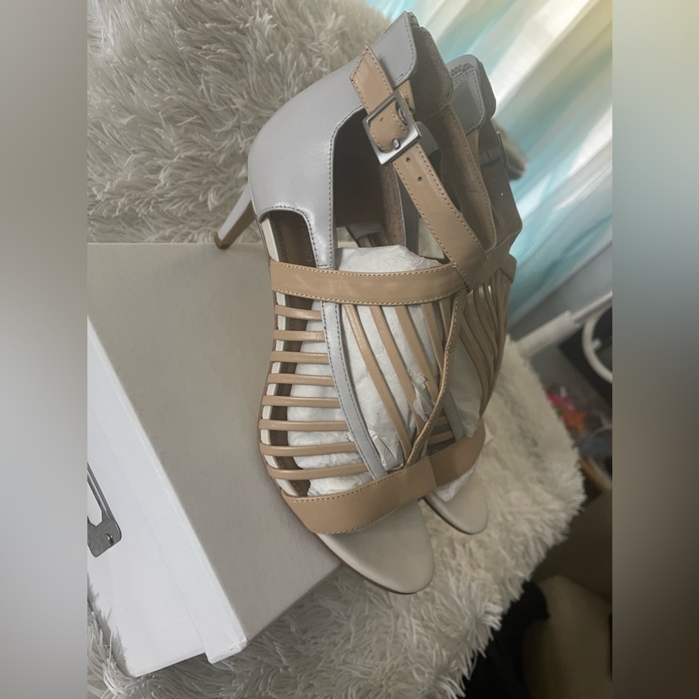 Barley-worn woman's shoes 👠